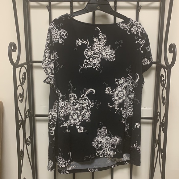 Liz Lange brand Maternity Top- black & white floral, draped scoop neckline Sz L - Picture 3 of 11